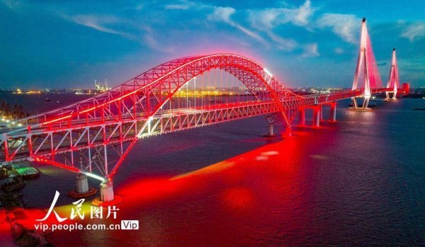 中国投资配资平台官网 江苏泰州：常泰长江大桥景观灯亮化测试